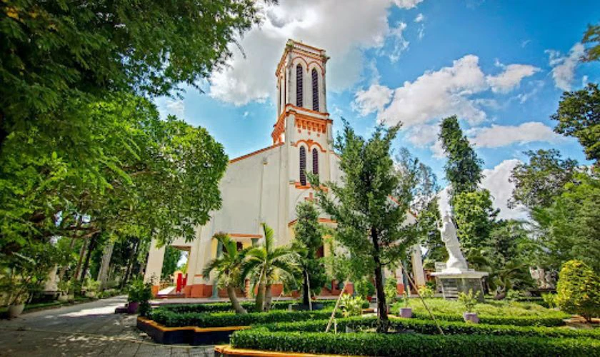 Nhà thờ Lái Thiêu - địa điểm check in Giáng Sinh của giới trẻ