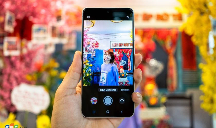 Sử dụng điện thoại chụp ảnh đẹp 