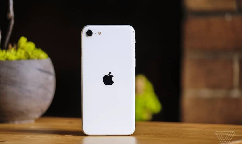D&ograve;ng iPhone SE bản cũ