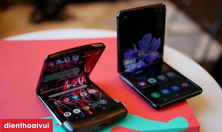 Tự động đồng bộ h&oacute;a m&agrave;n h&igrave;nh khi gập v&agrave; mở ra