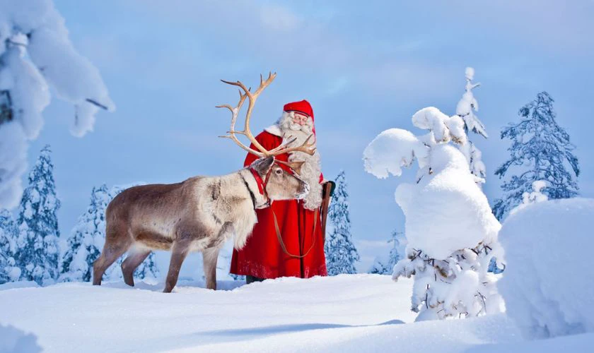 Thị trấn Rovaniemi tại Phần Lan thường được xem l&agrave; địa điểm ngo&agrave;i đời của ng&ocirc;i l&agrave;ng huyền thoại n&agrave;y