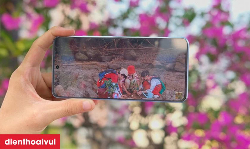 M&agrave;n h&igrave;nh AMOLED sắc n&eacute;t, tần số qu&eacute;t 120Hz