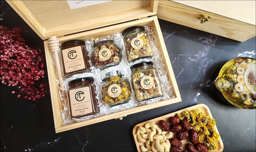 Tặng thực phẩm bổ dưỡng cho gi&aacute;o vi&ecirc;n chủ nhiệm về hưu