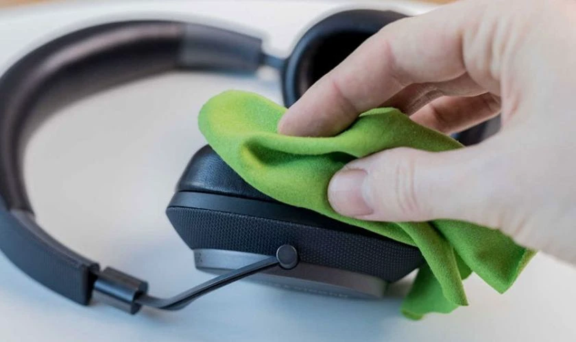 Bên cạnh việc biết cách đeo tai nghe, bạn cũng nên tìm hiểu cách vệ sinh tai nghe Headphone