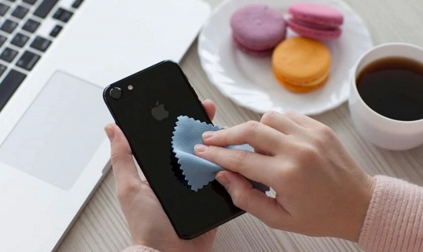 Lau ch&ugrave;i iPhone kh&ocirc; r&aacute;o