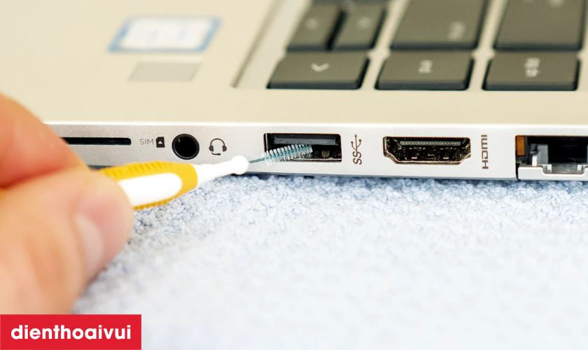 L&agrave;m sạch cổng kết nối tr&ecirc;n laptop