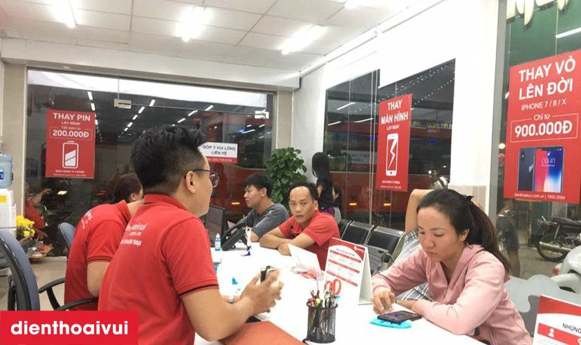 Thay mặt k&iacute;nh uy t&iacute;n - chất lượng tại Điện Thoại Vui