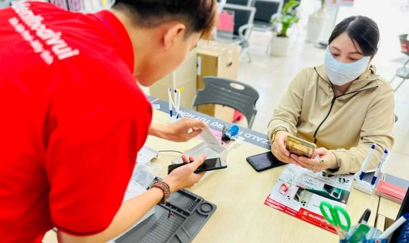 Phụ kiện giảm gi&aacute; Black Friday Điện Thoại Vui