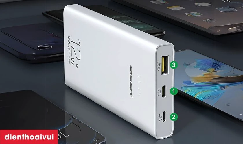 Trang bị 1 cổng USB-A v&agrave; 2 cổng đầu v&agrave;o USB-C, micro USB