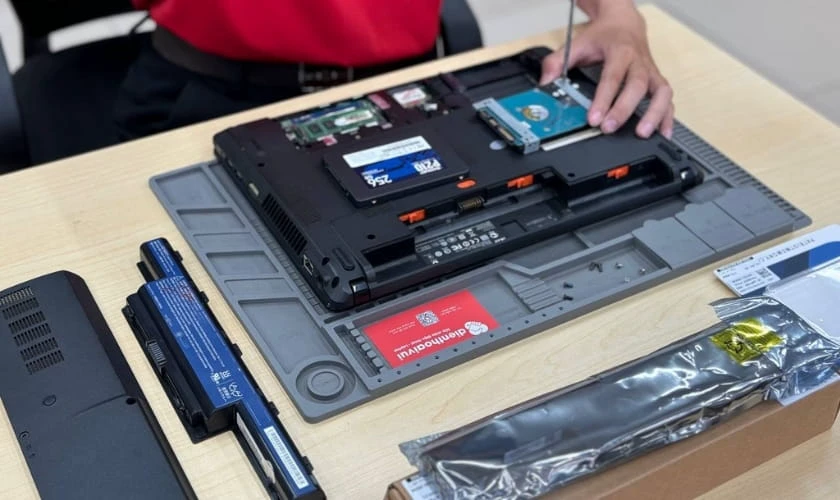 Mang laptop sạc không đầy pin đi sửa chữa