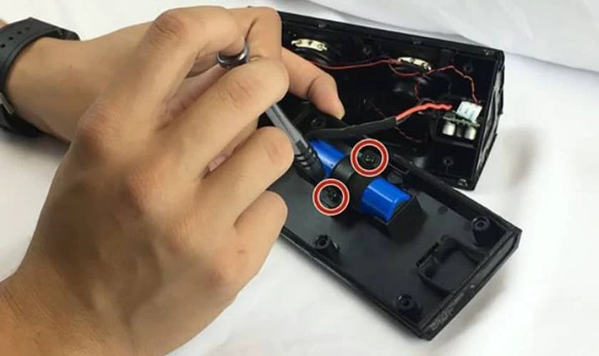C&aacute;ch thay pin loa Bluetooth đơn giản