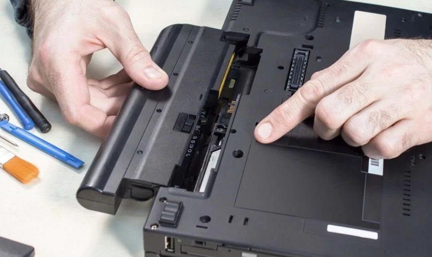 Có nên thay pin OEM cho laptop không?