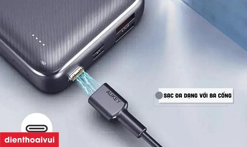 Sạc đa dạng với ba cổng input Lightning, Micro-USB v&agrave; USB-C