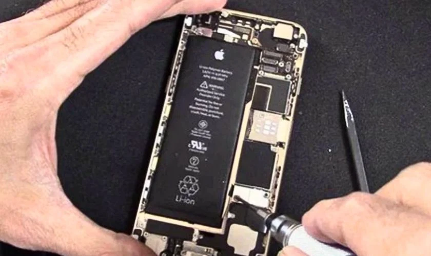 Có nên thay pin zin cho iPhone không?
