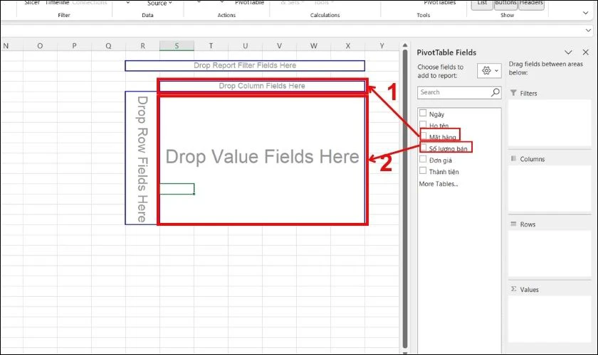 H&atilde;y đảm bảo k&eacute;o c&aacute;c trường dữ liệu v&agrave;o đ&uacute;ng khu vực mong muốn trong Pivot Table