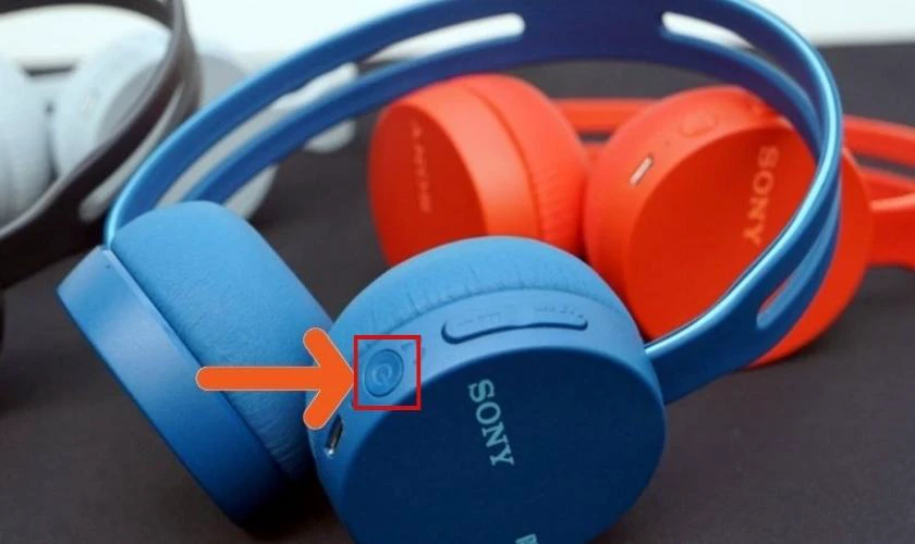 Bật n&uacute;t khởi động Bluetooth tr&ecirc;n tai nghe kh&ocirc;ng d&acirc;y