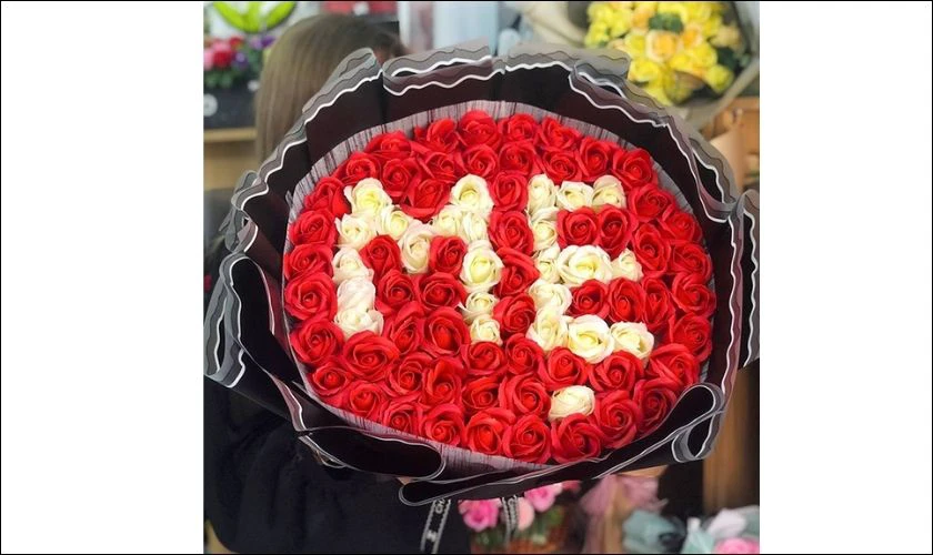 Tặng mẹ chồng bó hoa tươi vào ngày 20/10