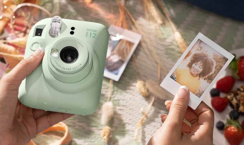 Một chiếc máy ảnh mini chụp lấy liền sẽ là món quà bất ngờ và thú vị