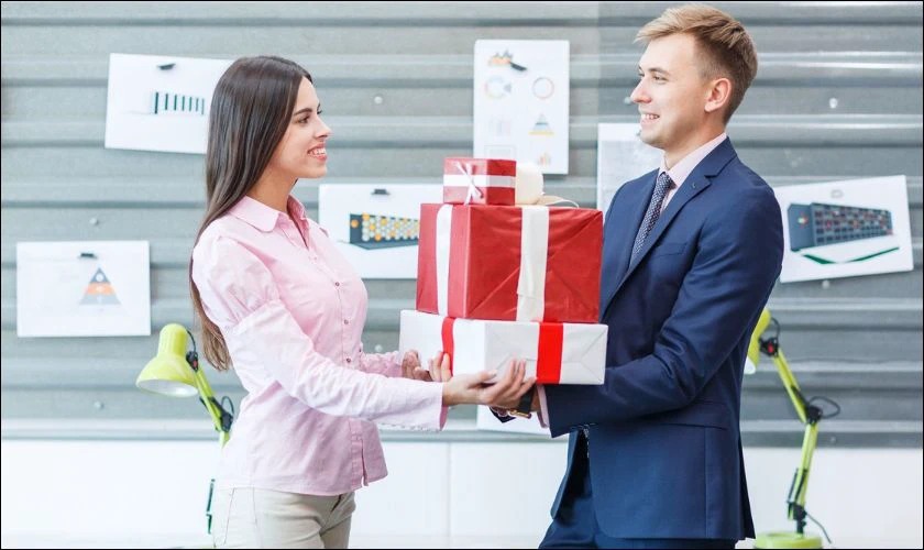 Tặng quà cho đồng nghiệp nữ giúp tạo môi trường làm việc thân thiết hơn