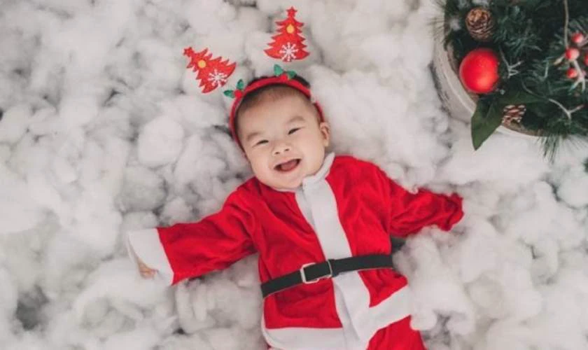 Tặng quần &aacute;o &ocirc;ng gi&agrave; Noel cho b&eacute; lễ gi&aacute;ng sinh