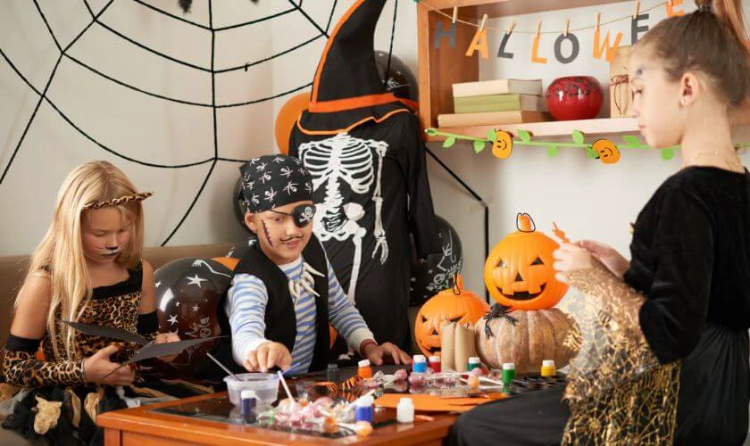 Lưu ý khi mua quà tặng Halloween cho bé