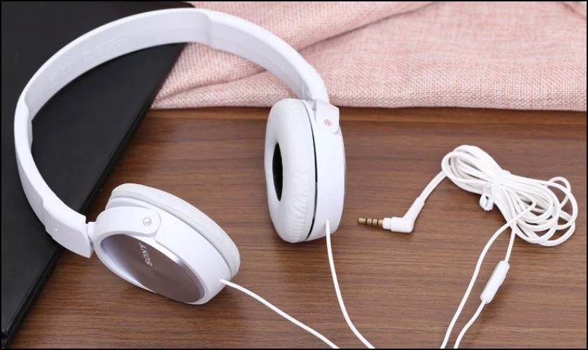 Tặng qu&agrave; 1/6 tai nghe cho b&eacute; trai