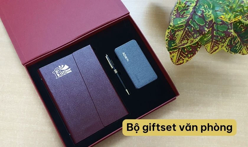 Bộ giftset văn phòng bao gồm nhiều vật dụng như bút, sổ tay, name card holder