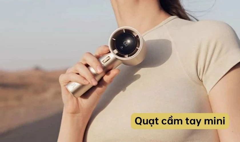 Quạt cầm tay mini là món quà 30/4 tiện lợi, phù hợp trong thời tiết nóng bức