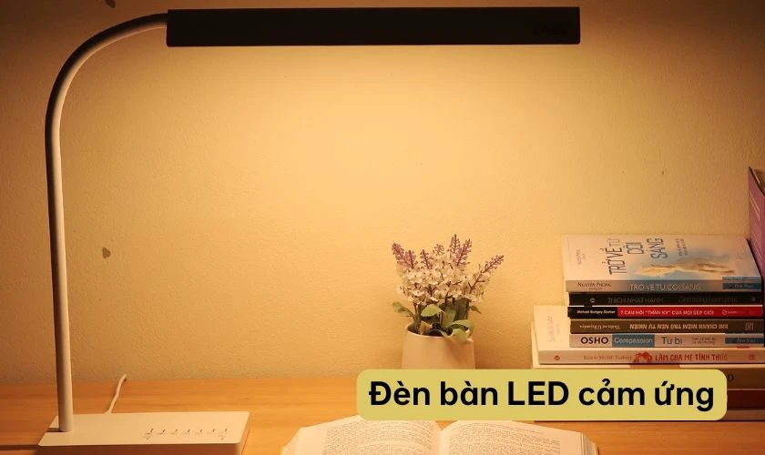 Đèn bàn LED cảm ứng là món quà lý tưởng cho nhân viên làm việc trong môi trường văn phòng