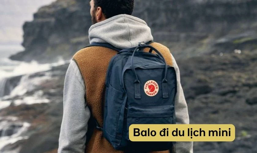 Balo đi du lịch mini là món quà phù hợp với nhân viên yêu thích khám phá