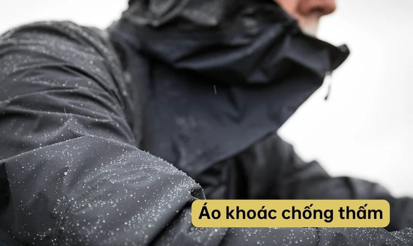 Áo khoác chống thấm là món quà 30/4 hữu ích trong những ngày mưa