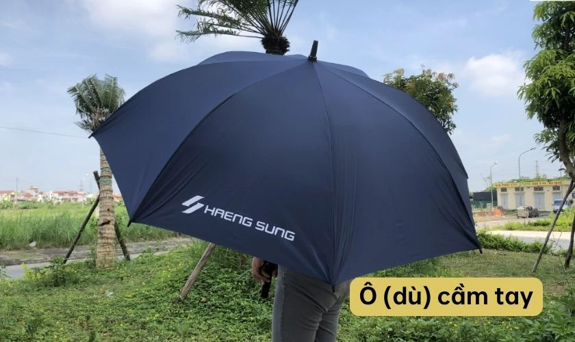 Ô cầm tay là món quà hữu ích, đặc biệt trong điều kiện thời tiết nắng mưa thất thường