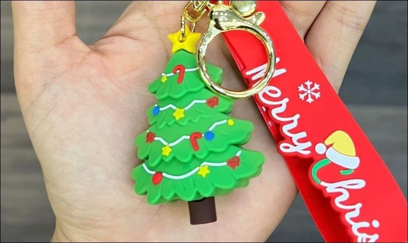 Móc khóa in logo hoặc hình cây thông Noel - quà tặng tiện lợi dành cho khách hàng