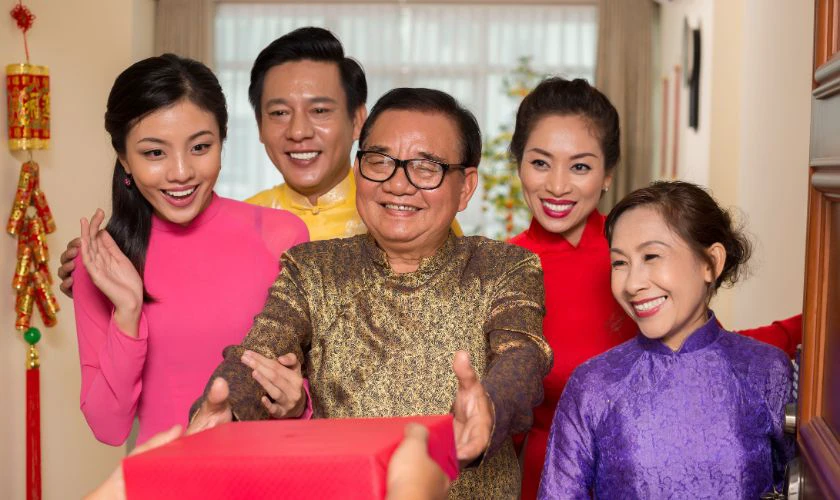 Quà Tết biếu bố mẹ có ý nghĩa gì?
