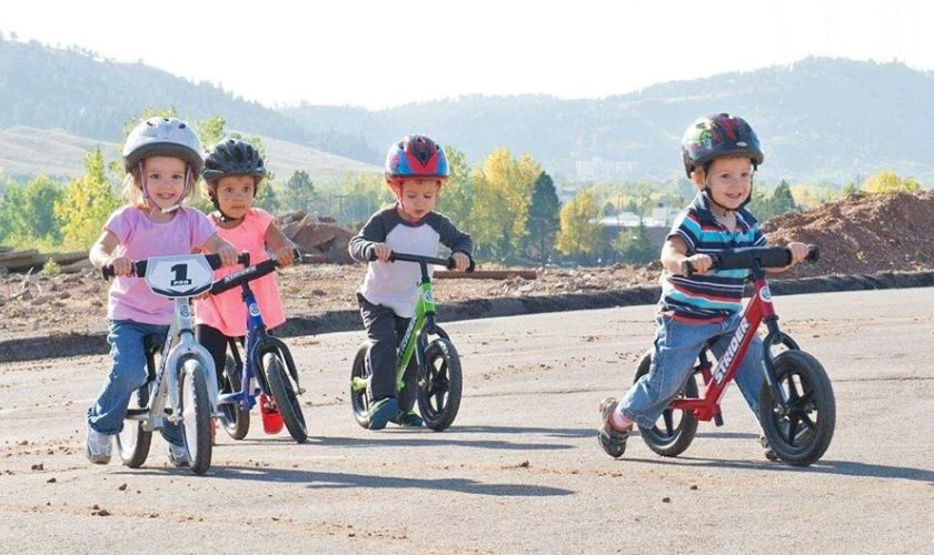 Xe chòi chân là món khiến bé thích thú