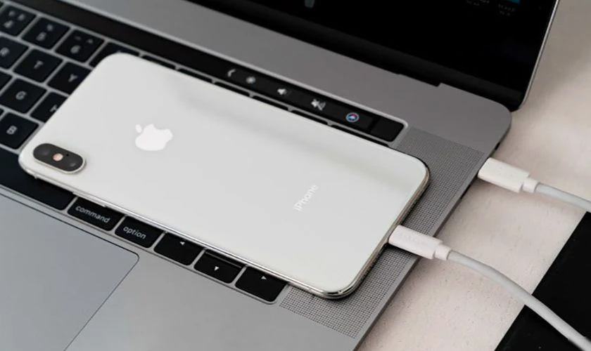 Kết nối iPhone với m&aacute;y t&iacute;nh th&ocirc;ng qua c&aacute;p USB