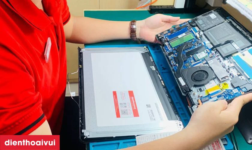 Tiến h&agrave;nh thay m&agrave;n h&igrave;nh laptop mới