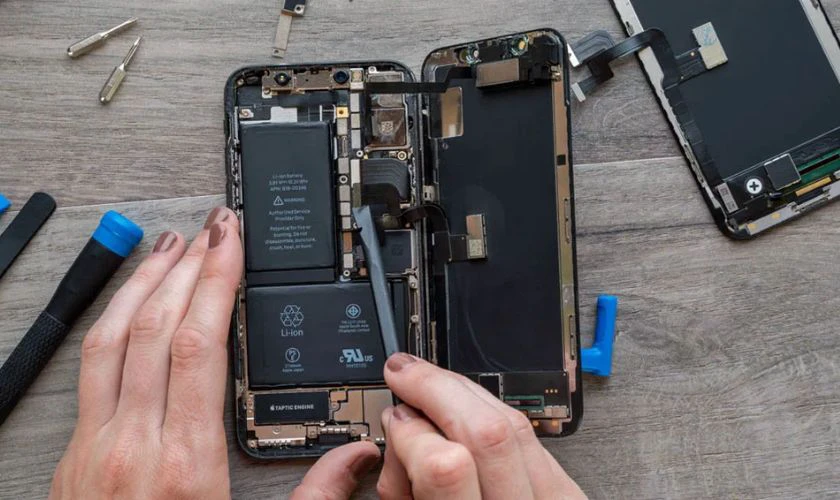 Quy trình thay pin iPhone - Bước 4: Lắp đặt pin iPhone mới