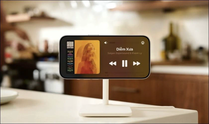 iOS 17 c&oacute; g&igrave; mới - M&agrave;n h&igrave;nh hiển thị StandBy