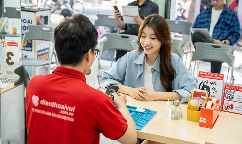 Khắc phục iPhone 12 khi bị treo m&aacute;y uy t&iacute;n tại Điện Thoại Vui