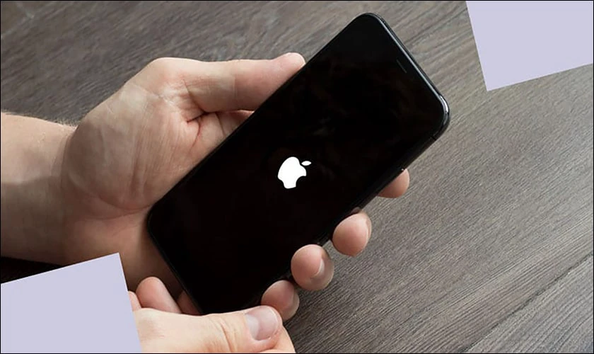 Nhấn v&agrave; giữ n&uacute;t Nguồn cho đến khi bạn thấy logo Apple để reset iPhone 12 bị treo m&aacute;y