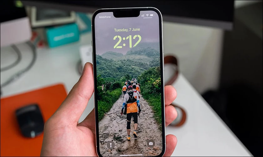 H&atilde;y thả n&uacute;t Nguồn khi thấy logo tr&ecirc;n m&agrave;n h&igrave;nh để reset iPhone 12