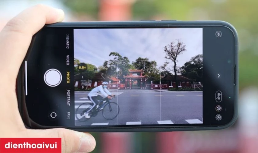 Dấu hiệu cần rửa đốm camera sau iPhone 12