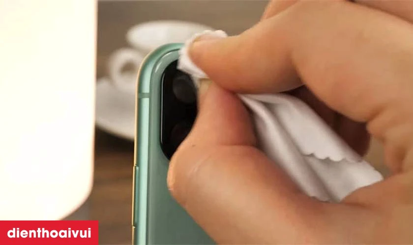 Rửa đốm camera sau iPhone 13 Mini l&agrave; g&igrave;