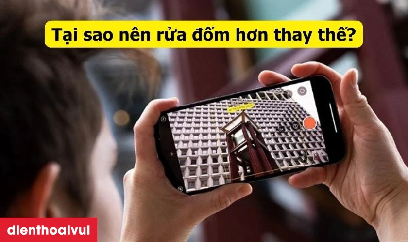 Tại sao n&ecirc;n rửa đốm camera sau iPhone 13 Pro Max thay v&igrave; thay mới
