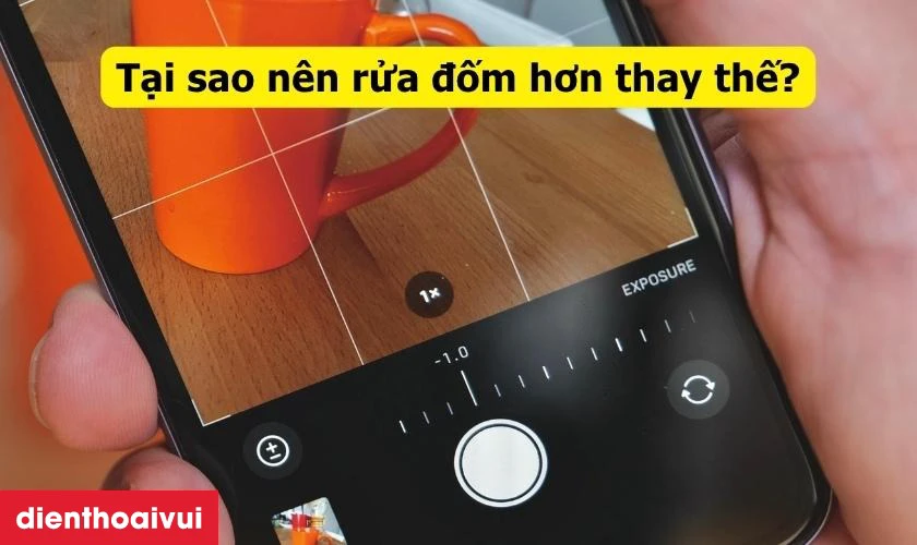 Tại sao n&ecirc;n rửa đốm camera sau iPhone 14 thay v&igrave; thay mới