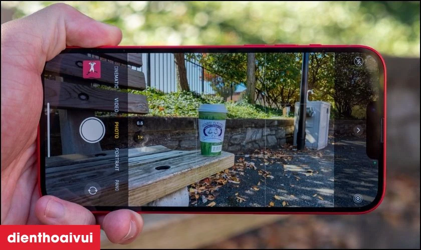 Tại sao n&ecirc;n rửa đốm camera sau iPhone 14 Plus thay v&igrave; thay mới