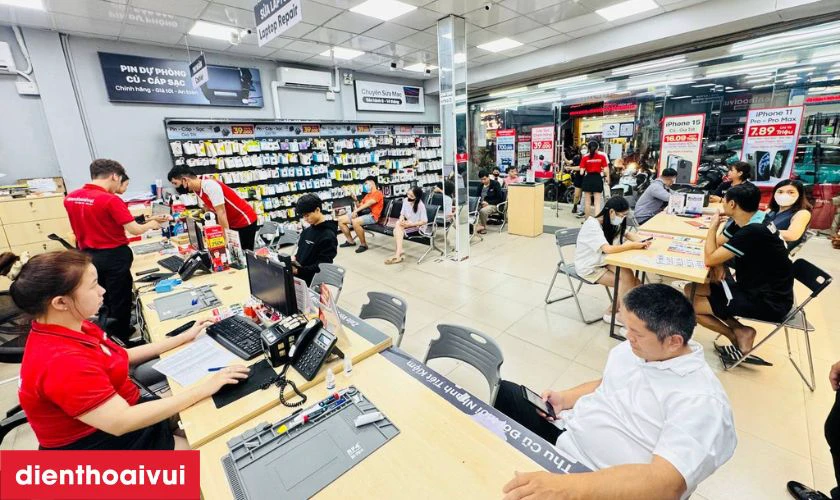 Quy tr&igrave;nh rửa đốm camera sau iPhone 6S Plus tại Điện Thoại Vui