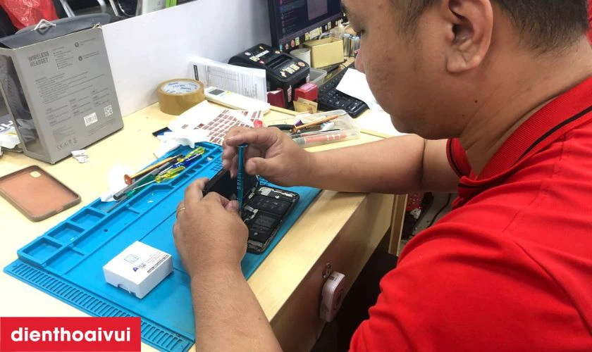 Kỹ thuật vi&ecirc;n th&aacute;o iPhone 7 đ&uacute;ng chuẩn kỹ thuật