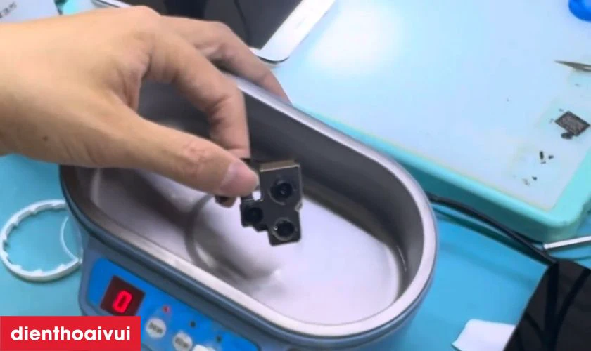 Quy trình làm sạch cụm camera sau bằng thiết bị chuyên dụng